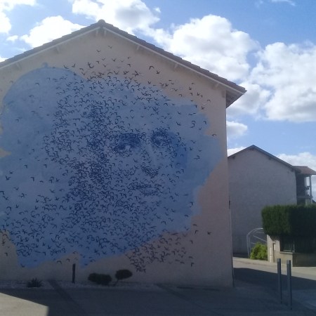 Fresque du Marquis d'Arlandes à Anneyron : hommage au premier homme à voler en montgolfière en 1783. Œuvre murale monumentale en Drôme des Collines.