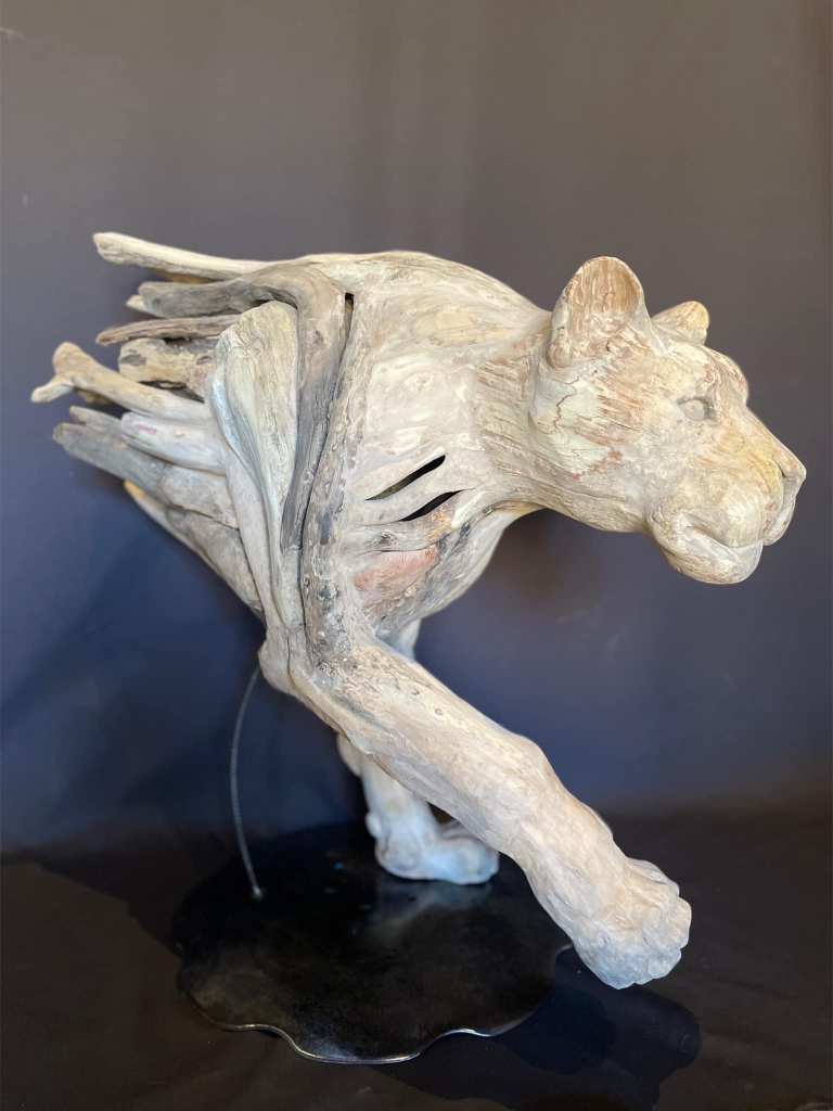 Sculpture "La Lionne" en bois flotté de Bétina Broussaud