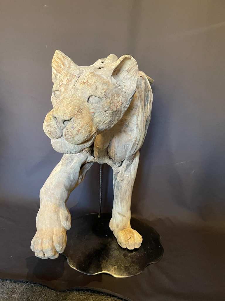 Sculpture "La Lionne" en bois flotté de Bétina Broussaud