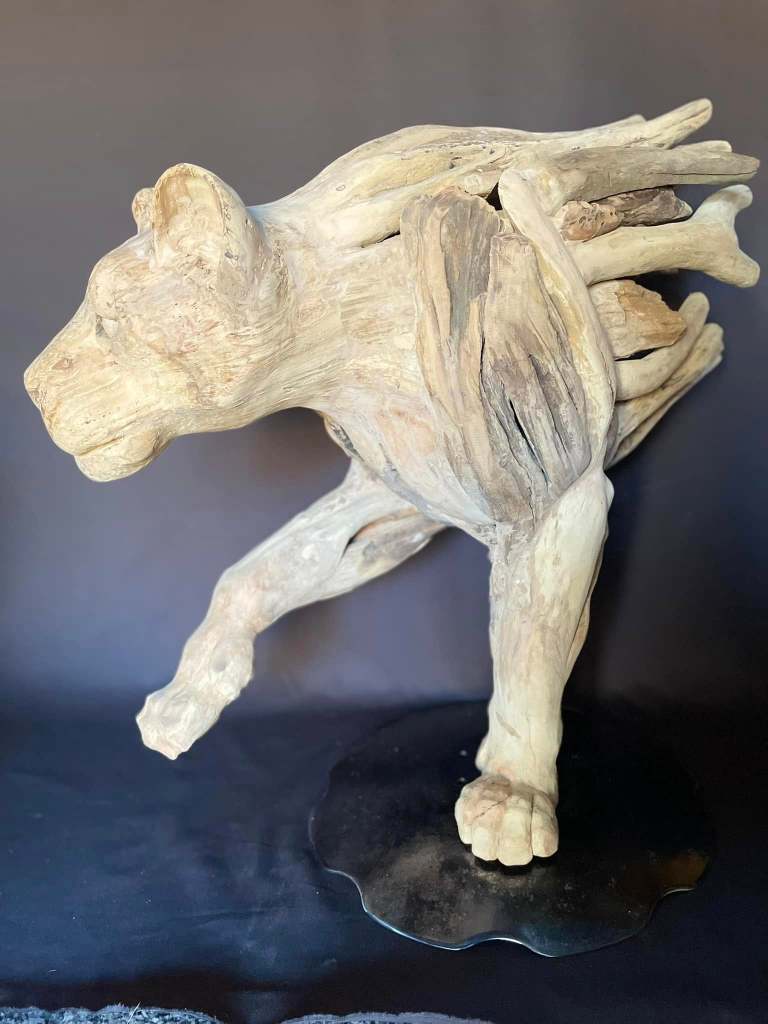 Sculpture "La Lionne" en bois flotté de Bétina Broussaud
