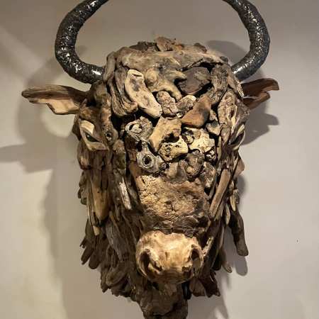 tête de bison sculptée en bois flotté et métal de Bétina Broussaud