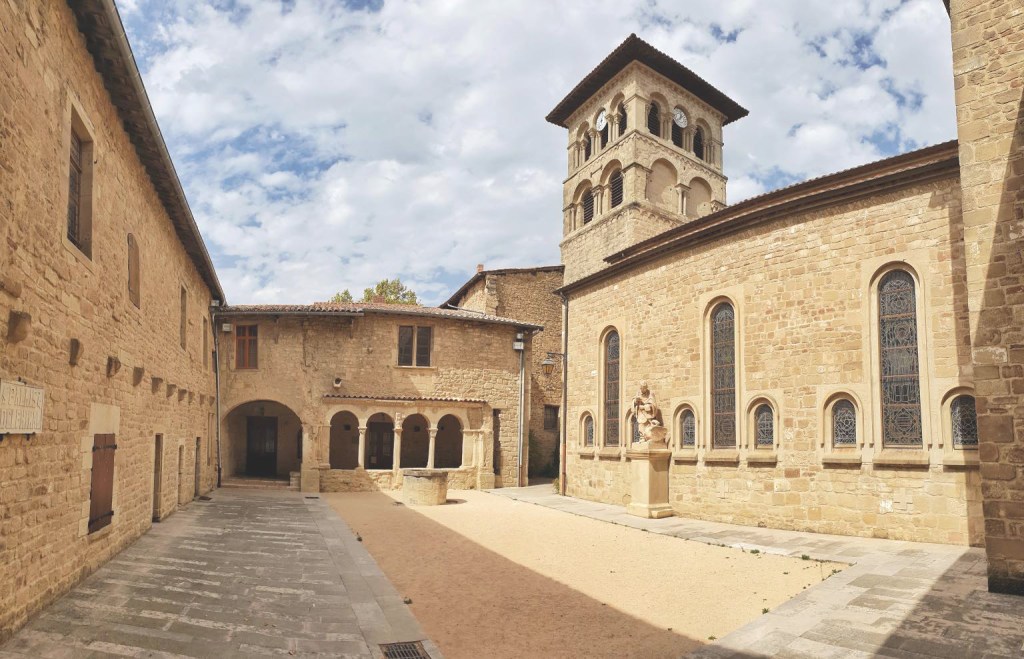 DĂ©couvrez lâĂ©volution de Saint-Donat, de la ville fortifiĂ©e mĂ©diĂ©vale Ă une commune au riche passĂ© religieux et culturel.