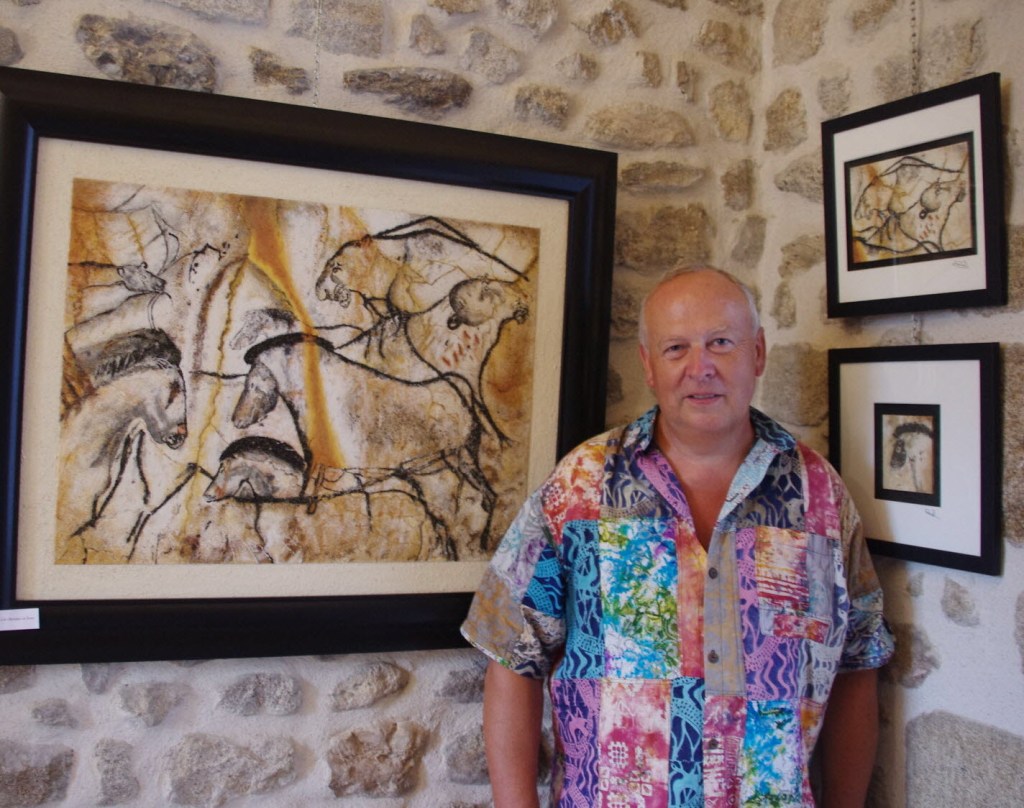 Les tableaux de Gérard Robin sont autant des œuvres que des récits. Chaque grain de sable raconte une histoire, chaque nuance traduit un fragment de paysage ou une émotion subtile. Son style, à la croisée de l’abstraction et du figuratif, fascine par sa profondeur et sa simplicité.