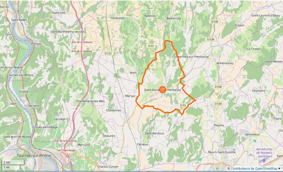 DĂ©couvrez lâĂ©volution de Saint-Donat, de la ville fortifiĂ©e mĂ©diĂ©vale Ă une commune au riche passĂ© religieux et culturel.