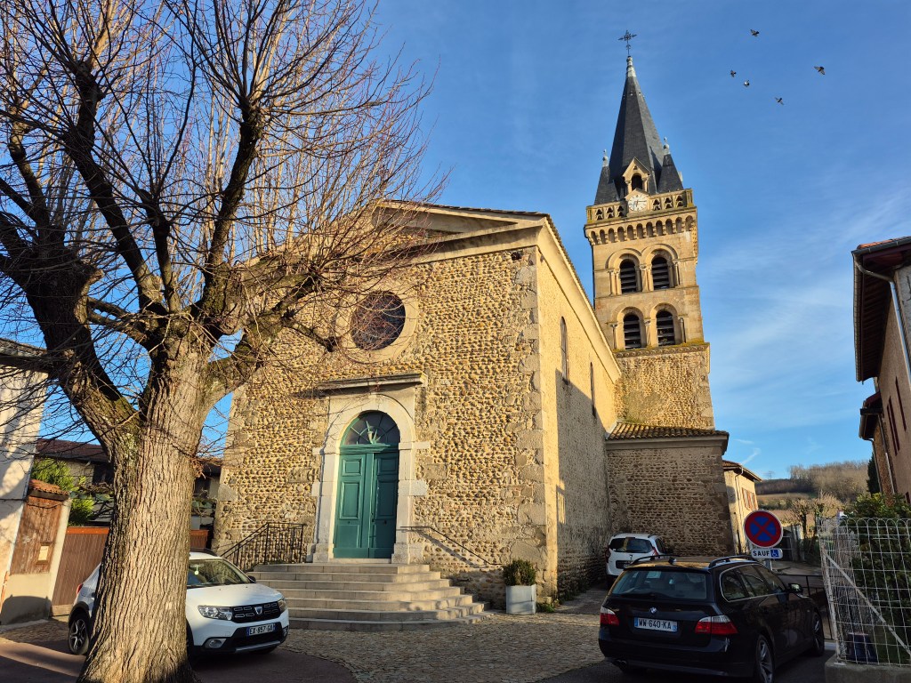 L’Église de Saint-Martin-des-Rosiers : Une lumière née des ruines

