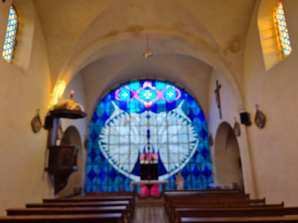 L’Église de Saint-Martin-des-Rosiers : Une lumière née des ruines

