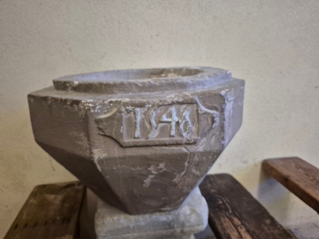 L’Église de Saint-Martin-des-Rosiers : Une lumière née des ruines

