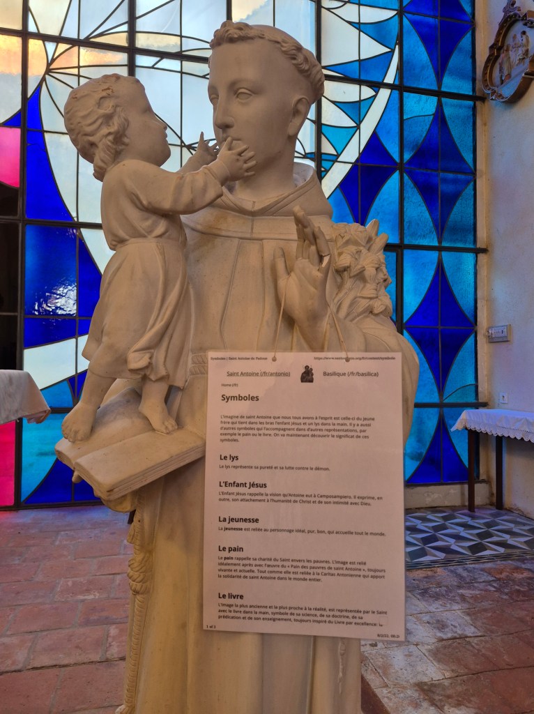 L’Église de Saint-Martin-des-Rosiers : Une lumière née des ruines

