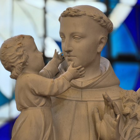 L’Église de Saint-Martin-des-Rosiers : Une lumière née des ruines