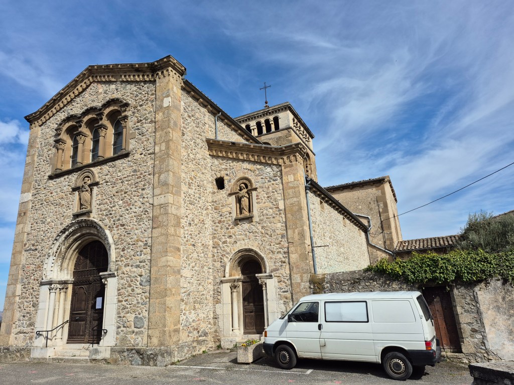 L’Église Saint-Martin de Vion : Un Trésor Roman Perché sur l’Ardèche


