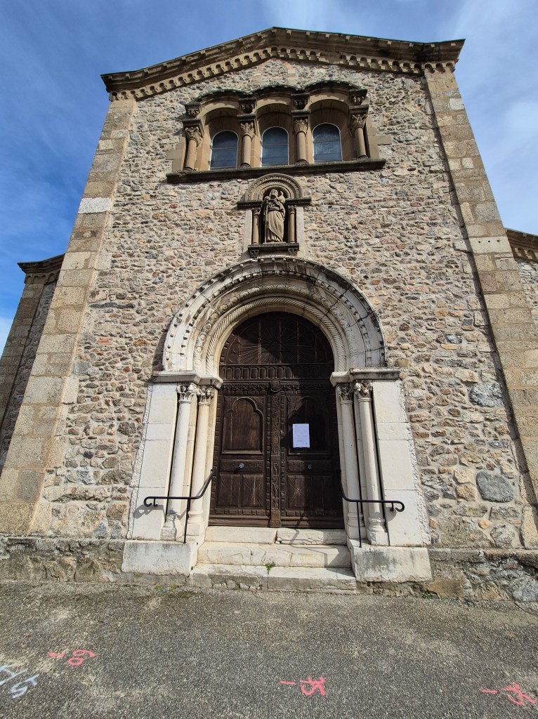 L’Église Saint-Martin de Vion : Un Trésor Roman Perché sur l’Ardèche

