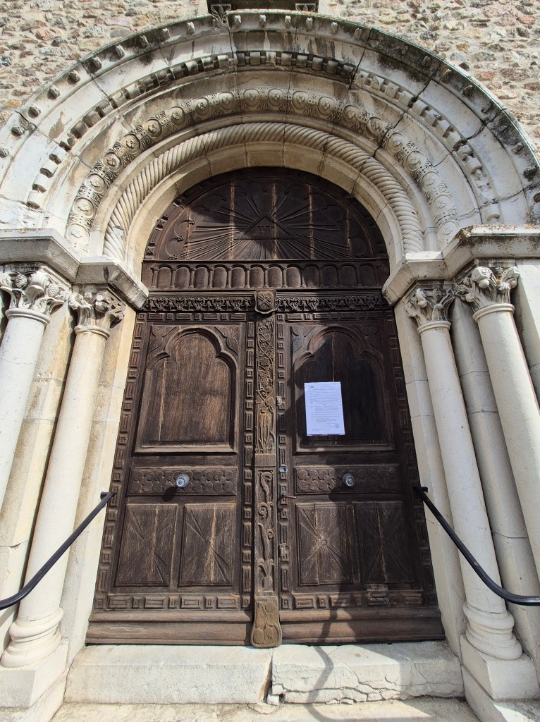 L’Église Saint-Martin de Vion : Un Trésor Roman Perché sur l’Ardèche

