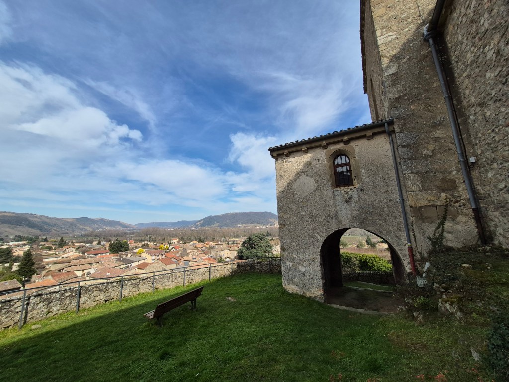 L’Église Saint-Martin de Vion : Un Trésor Roman Perché sur l’Ardèche

