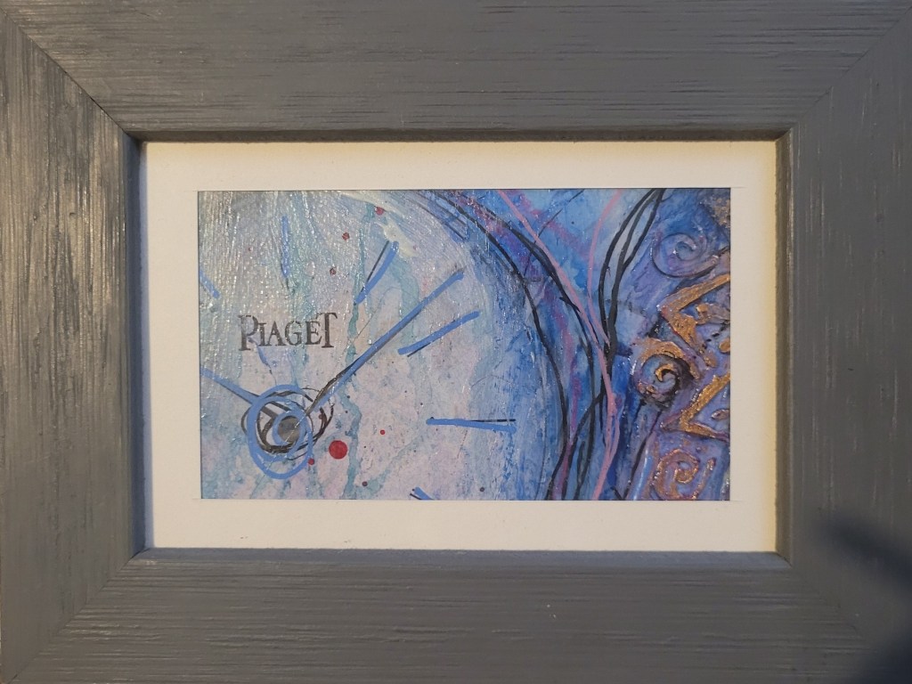 L’horloge

(15 × 20 cm encadré)
Le temps suspendu, stylisé, poétique. Des aiguilles filent sur un cadran aquatique, parsemé de nuances bleutées et de dorures. 🕰️