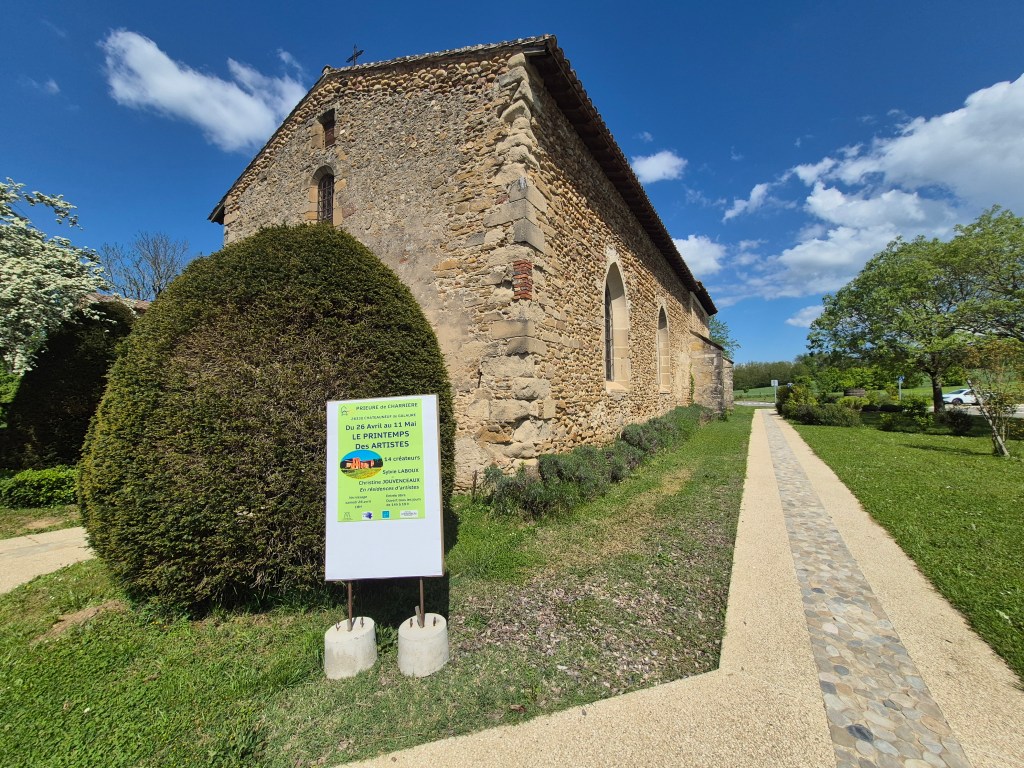 Sylvie Laboux au Prieuré de Charrière : Le grès au service de l'émotion – Une poésie de la matière dans l'Expo Multi-Arts 2025