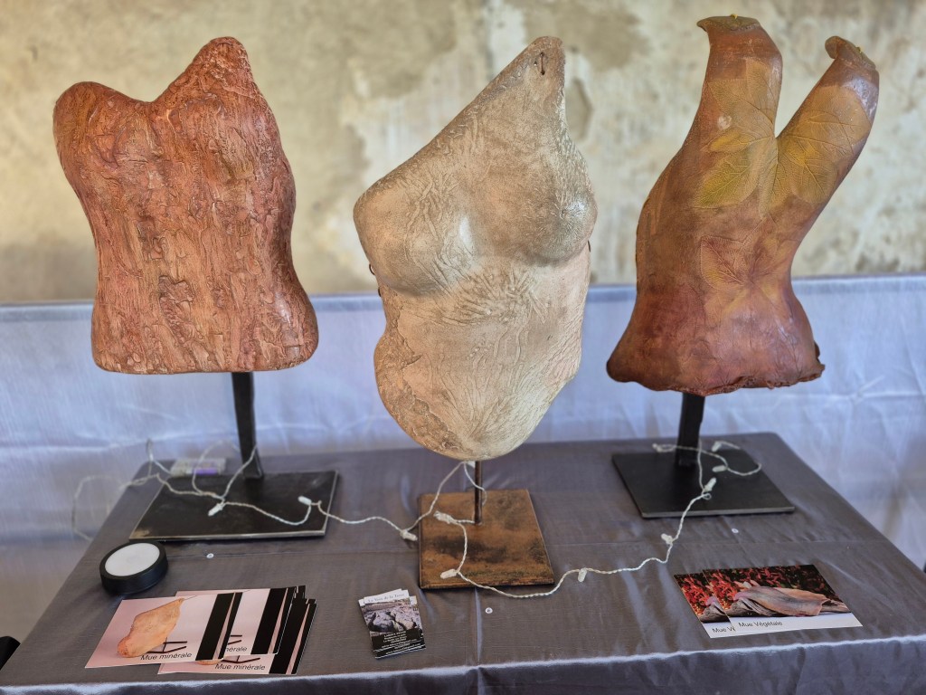 Sylvie Laboux au Prieuré de Charrière : Le grès au service de l'émotion – Une poésie de la matière dans l'Expo Multi-Arts 2025