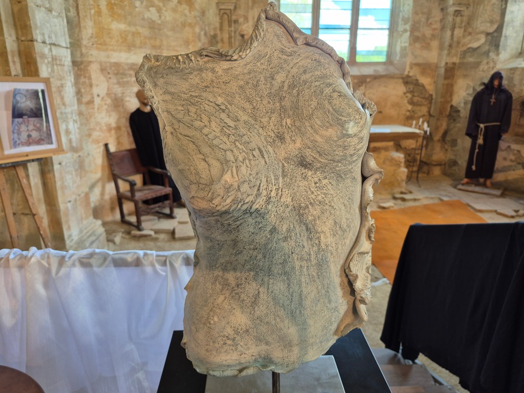 Sylvie Laboux au Prieuré de Charrière : Le grès au service de l'émotion – Une poésie de la matière dans l'Expo Multi-Arts 2025