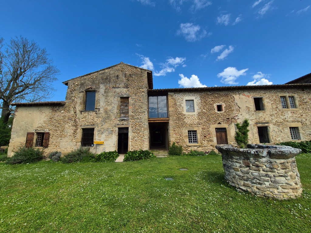 Sylvie Laboux au Prieuré de Charrière : Le grès au service de l'émotion – Une poésie de la matière dans l'Expo Multi-Arts 2025