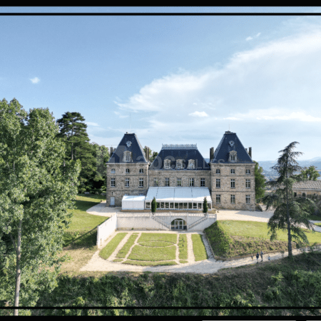 Découvrez l'histoire fascinante du Château de Senaud, joyau patrimonial de la Drôme qui allie tradition agricole et tourisme moderne depuis plus de deux siècles.