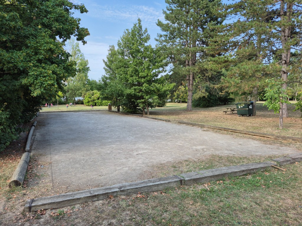 
Découvrez le Parc de Chandonzet à Épinouze (26), havre de 2,5 hectares où nature et art contemporain se rencontrent. Chemin de Sculptures, animations culturelles, accès gratuit toute l'année. Un joyau méconnu de la Drôme des Collines porté par des bénévoles passionnés.
