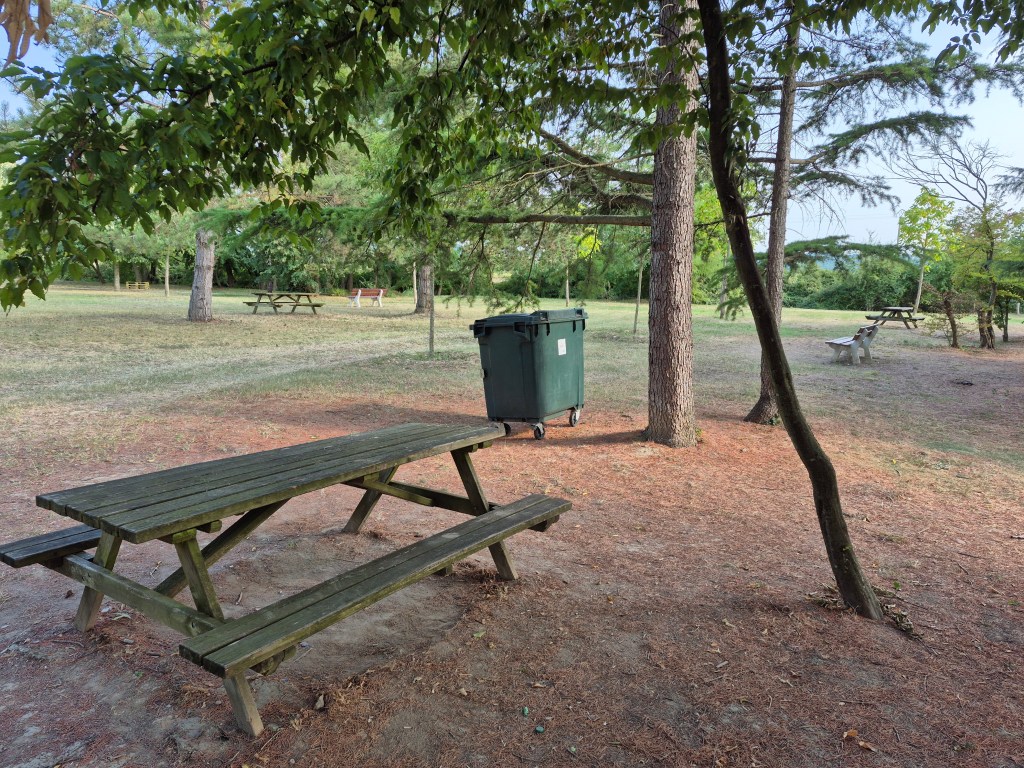 
Découvrez le Parc de Chandonzet à Épinouze (26), havre de 2,5 hectares où nature et art contemporain se rencontrent. Chemin de Sculptures, animations culturelles, accès gratuit toute l'année. Un joyau méconnu de la Drôme des Collines porté par des bénévoles passionnés.