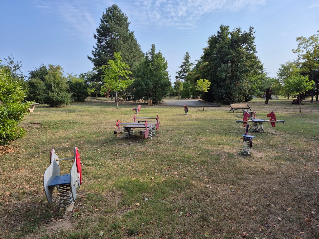 
Découvrez le Parc de Chandonzet à Épinouze (26), havre de 2,5 hectares où nature et art contemporain se rencontrent. Chemin de Sculptures, animations culturelles, accès gratuit toute l'année. Un joyau méconnu de la Drôme des Collines porté par des bénévoles passionnés.