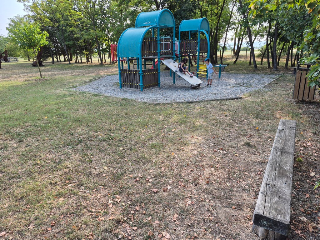 
Découvrez le Parc de Chandonzet à Épinouze (26), havre de 2,5 hectares où nature et art contemporain se rencontrent. Chemin de Sculptures, animations culturelles, accès gratuit toute l'année. Un joyau méconnu de la Drôme des Collines porté par des bénévoles passionnés.