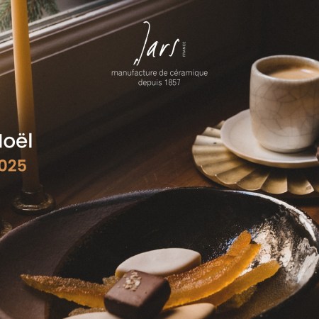 Découvrez la Braderie de Noël Jars Céramistes à Anneyron (Drôme) du 4 au 7 décembre 2025 : vaisselle en grès d’exception, vente au kilo, réassort en continu, marché de producteurs, restauration sur place et –10 % le dimanche pour une table de fêtes unique.