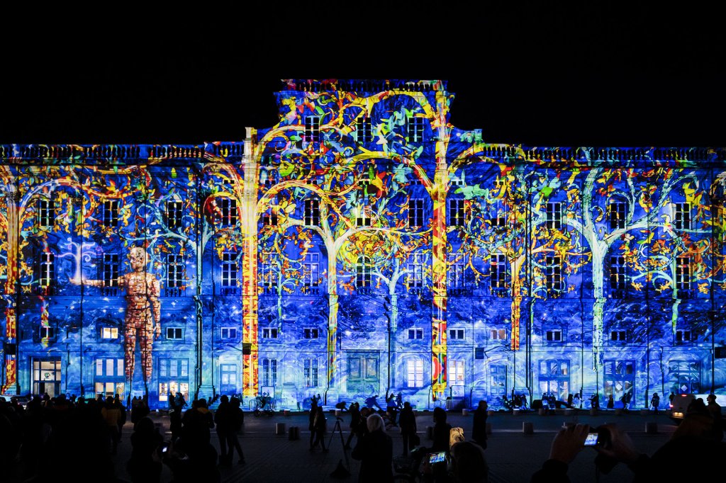 Découvrez l'histoire du 8 décembre, de la tradition lyonnaise à la fête de l'Immaculée Conception. Un héritage chrétien et populaire de lumière et d'espérance.