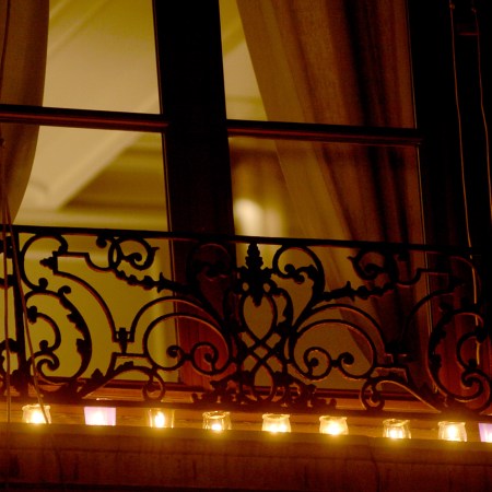 Découvrez l'histoire du 8 décembre, de la tradition lyonnaise à la fête de l'Immaculée Conception. Un héritage chrétien et populaire de lumière et d'espérance.