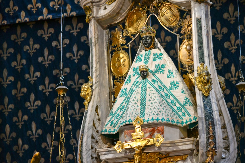 Découvrez l'histoire du 8 décembre, de la tradition lyonnaise à la fête de l'Immaculée Conception. Un héritage chrétien et populaire de lumière et d'espérance.