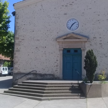 Le 25 mars 1842, fête de l'Annonciation, marque la consécration de l'église Saint-Romain d'Albon. Cette date, loin d'être anodine, inscrit l'édifice dans la double dimension du mystère de l'Incarnation et de la continuité historique. Bâtie dans la Drôme des Collines sur un territoire identifié comme l'ancienne Epaone – cité gallo-romaine qui accueillit probablement en septembre 517 l'un des conciles les plus importants du royaume burgonde –, l'église actuelle perpétue une présence chrétienne millénaire. Albon fut également le berceau de la dynastie des Dauphins. Cet article explore les dimensions spirituelle, historique et architecturale de ce sanctuaire qui unit foi mariale, mémoire dauphinoise et sobriété néoclassique.