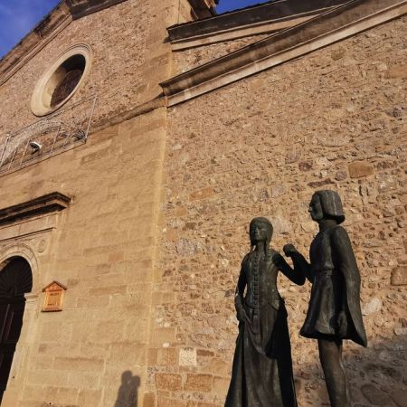 Le 8 avril 1350, Tain-l'Hermitage accueille le mariage de Charles de Valois, futur Charles V le Sage, et de Jeanne de Bourbon. Cette union, célébrée par Henri de Villars, archevêque de Lyon, intervient moins d'un an après le "Transport du Dauphiné" qui rattacha cette province à la couronne de France. Dans un contexte de Guerre de Cent Ans et de Grande Peste, ce mariage symbolise l'espoir d'un renouveau dynastique et territorial. Nés à treize jours d'intervalle en février 1338, les deux cousins nécessitèrent une dispense papale pour s'unir. L'événement, célébré dans l'église reconstruite en 1338, marqua durablement la mémoire locale et royale. Aujourd'hui, un monument commémoratif rappelle aux Tainois et aux visiteurs que leur ville fut le théâtre d'un moment fondateur de l'unité française.