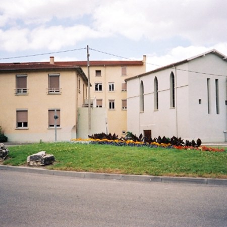 La rue Picpus à Saint-Vallier (Drôme) porte en elle quatre siècles d'histoire remarquable. En 1643, le comte Jean de La Croix de Chevrières fonde sur ses terres le couvent de la Nativité, confié aux religieuses du Tiers-Ordre franciscain, rapidement surnommé "couvent de Picpus". Son fils, Jean-Baptiste de La Croix de Chevrières de Saint-Vallier (1653-1727), deuxième évêque de Québec et fondateur de l'Hôpital général de Québec, perpétue cette vocation charitable. Vendu comme Bien National en 1791, le couvent accueille successivement une filature de soie (vers 1834), puis un pensionnat jusqu'en 1906. En 1924, la commune rachète le site pour y installer l'hôpital municipal. À partir des années 1950, la maternité de Saint-Vallier devient le cœur battant du site — et le lieu de naissance de milliers d'enfants du canton, dont l'auteur de ces lignes, né le 10 octobre 1974. Sa fermeture en 1999, imposée par des seuils réglementaires nationaux, et la démolition des bâtiments anciens en 2023 pour laisser place à un parking soulèvent des questions légitimes et toujours actuelles : sur nos choix d'aménagement du territoire, sur la démographie en croissance de la région, et sur le droit des communautés rurales à maintenir les lieux qui fondent leur identité.