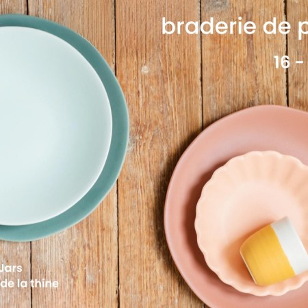 La braderie de printemps Jars Céramistes se tient du jeudi 16 au samedi 18 avril 2026, de 9h à 19h en continu, à la boutique d'ateliers de la manufacture Jars (1230 route du Creux de la Thine, 26140 Anneyron, Drôme du Nord). Au programme : vente au kilo de pièces en grès céramique, réassorts réguliers tout au long de l'événement, remises sur une sélection de pièces en boutique, -10% supplémentaires le samedi 18 avril, marché de producteurs et d'artisans locaux, restauration sur place. Jars Céramistes est une manufacture fondée en 1857 à Anneyron par Pierre Jars, labellisée Entreprise du Patrimoine Vivant (EPV). Elle emploie une centaine de céramistes et exporte dans plus de 50 pays. Tel. : 04 75 31 40 40. Site : www.jarsceramistes.com.
