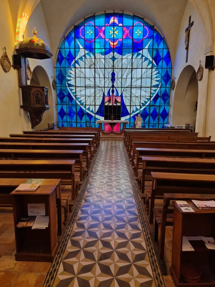 Vitrail monumental de Franco Borga (60 m², 1978), église Saint-Martin-des-Rosiers, Albon — un des plus grands vitraux modernes d'Europe